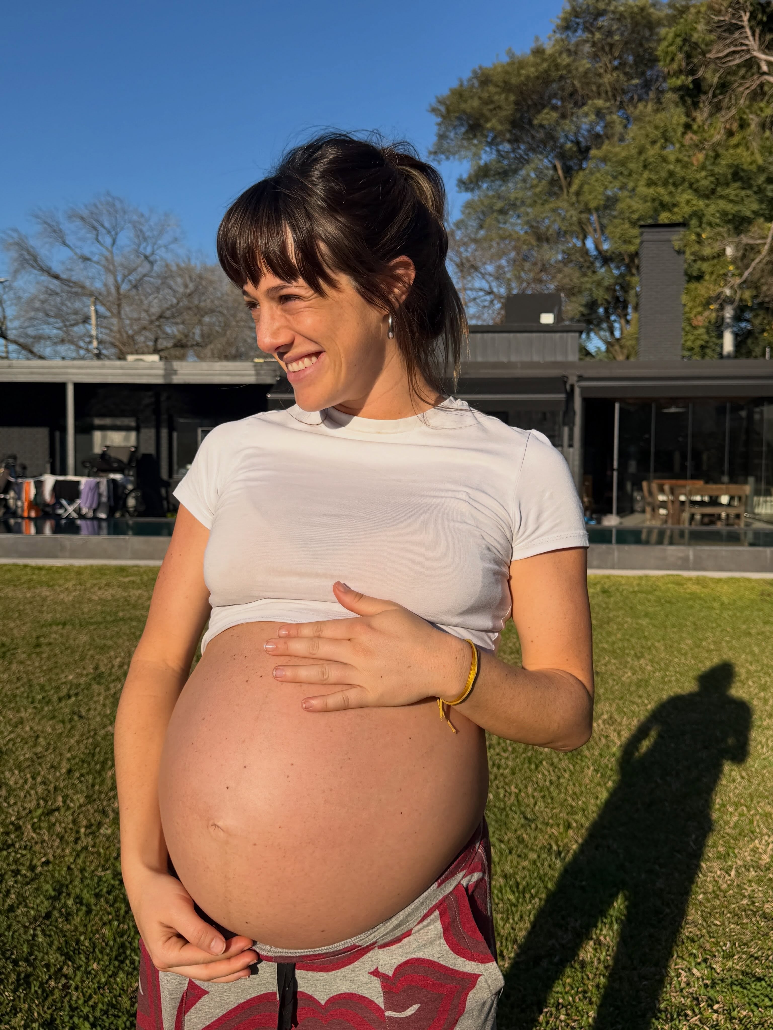 En medio de la espera de su hija, la actriz posó sonriente y orgullosa de su pancita