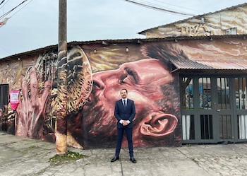 Romain Nadal, embajador de Francia, frente a un mural de Messi en Rosario