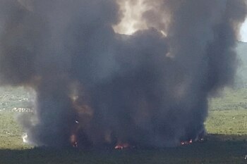 Un incendio arde en Varympompi, cerca de Atenas, Grecia, el 3 de agosto de 2021, en esta imagen fija obtenida de un video de una red social. Instagram / Moutsatsosilias / via REUTERS