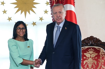 El presidente de Turquía, Recep Tayyip Erdogan (derecha), estrechando la mano de la presidenta interina de Venezuela, Delcy Rodríguez (izquierda), en la oficina presidencial de Dolmabahçe en Estambul, 8 de junio de 2026
(Foto de Mustafa Kamaci / Oficina de Prensa de la Presidencia Turca / AFP) /