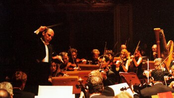Yeruham Scharovsky dirigiendo una orquesta