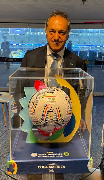 Daniel Scioli con la Selección en el Maracaná