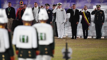 Abelardo de la Espriella vivió incomodo momento en su primer acto de honores militares y Gustavo Petro lo cuestionó: “Yo le enseño”