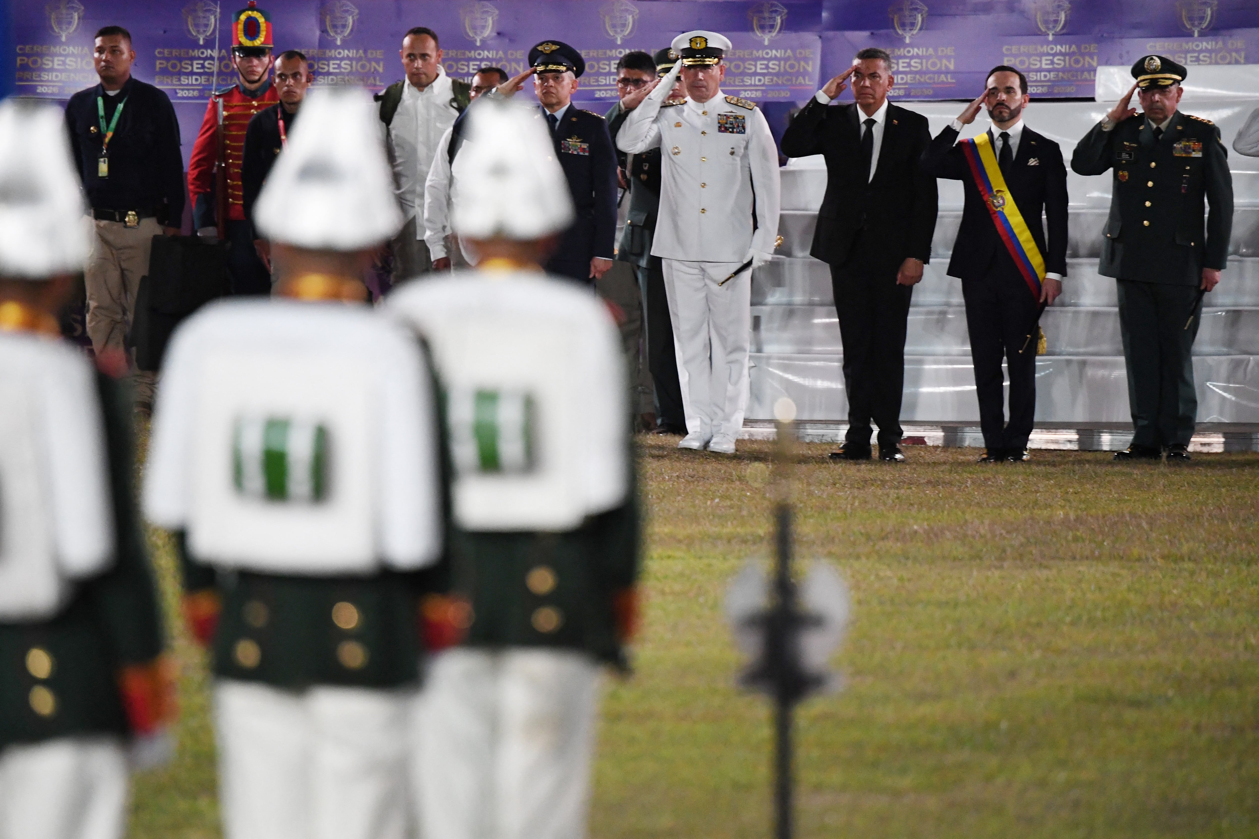 Abelardo de la Espriella vivió incomodo momento en su primer acto de honores militares y Gustavo Petro lo cuestionó: “Yo le enseño”