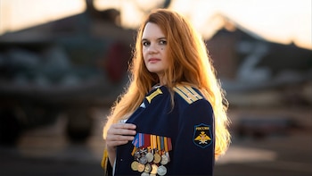 Lillia Atroshchenko vistiendo el uniforme de su marido para una sesión de fotos de un calendario que permitió a los activistas identificar a otros miembros de su regimiento (Créditos: INFORMNAPALM)