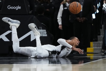 El pivot de los Spurs sufrió una dura caída en la cancha (AP)