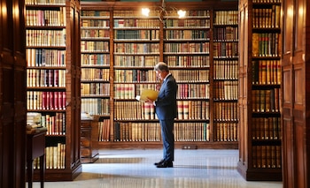 Alberto Núñez Feijóo celebra el Día del Libro publicando una fotografía de él leyendo. (X)