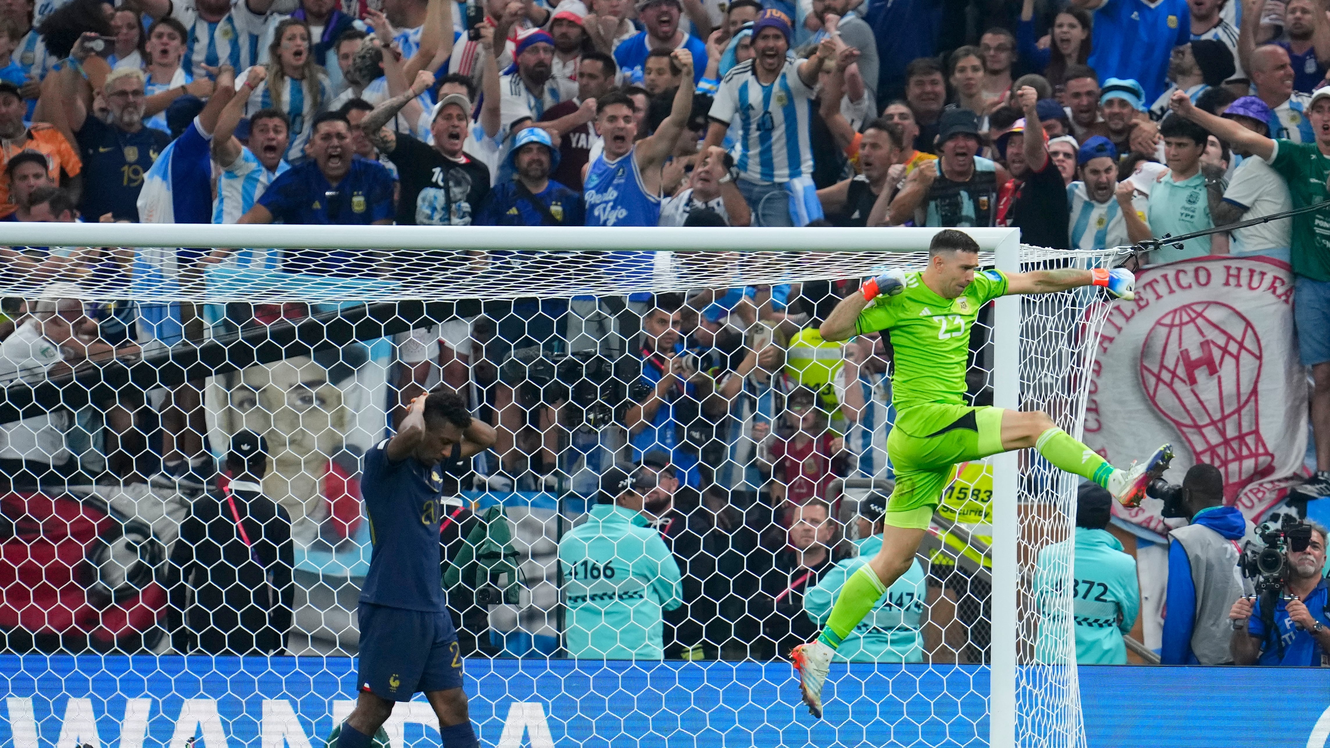 El festejo de Emiliano Martínez tras detener la ejecución de Kingsley Coman en la serie de penales contra Francia en la final del Mundial 2022 (Crédito: AP/Natacha Pisarenko)