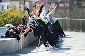 Las personas entrenan en un