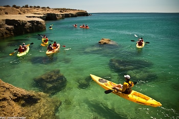Entre los paisajes naturales figuran todas las regiones turísticas de Argentina. Ríos, bosques y selvas; desiertos; llanos; montañas y sierras; lagos y glaciares; mar y costas. Algunas perlitas turísticas son Parques Nacionales y otras Áreas de reserva provincial.