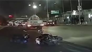 Automovilista invade carril del Metrobús, provoca choque contra motociclista y escapa en Insurgentes Norte