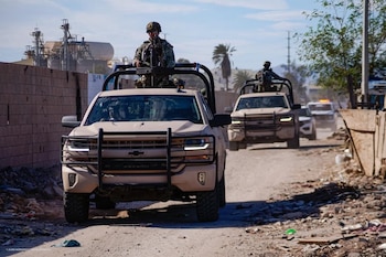 Policías estatales aseguraron a 67 personas, incluidos menores, durante el operativo en busca de “El Mike”, presunto operador de Los Rusos. (X @Eco1_LVM)