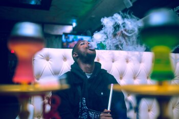 Hombre fumando de una cachimba