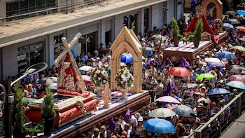 Cientos de fieles participan en el viacrucis del Centro Histórico de San Salvador