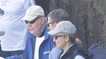 El Rey Juan Carlos, acompañado de la infanta Elena, da el pistoletazo de salida a su jornada en las regatas de Sanxenxo