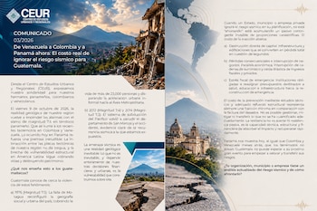 Folleto con texto informativo sobre el riesgo sísmico, acompañado por fotografías de un edificio destruido, un volcán y grietas en el suelo.