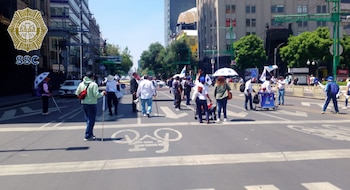 La marcha que inició en Avenida Juárez número 50 realizó una pausa temporal en Eje Central Lázaro Cárdenas (X@OVIALCDMX)