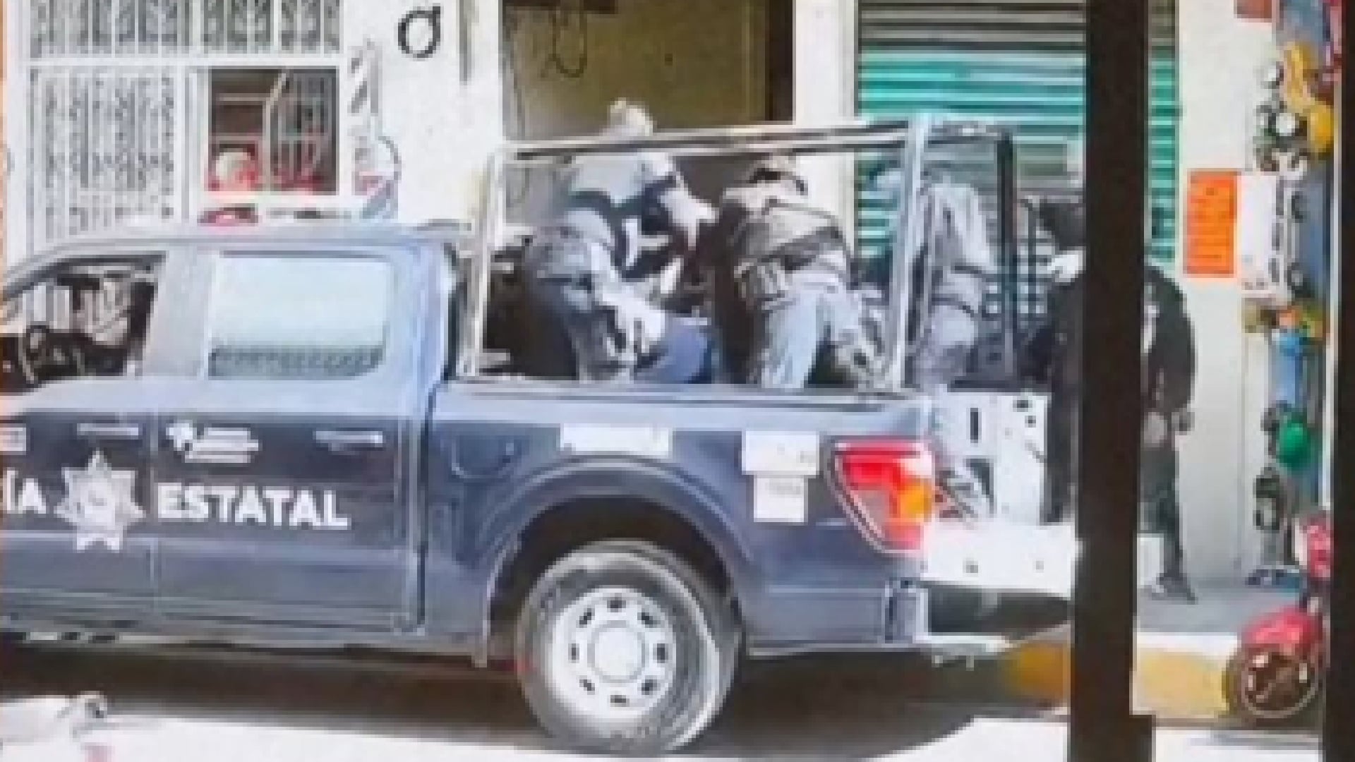 Joven esposado desarma a un policía y realiza disparos en Texcoco: no hubo personas lesionadas