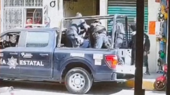 Joven esposado desarma a un policía y realiza disparos en Texcoco: no hubo personas lesionadas