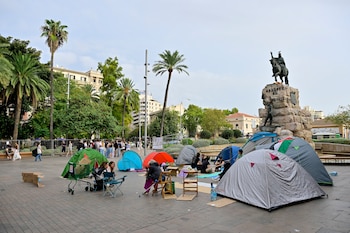 Acampada organizada por la Plataforma de Afectados por la Hipoteca en la Plaza de España en Palma. (EFE/ Miquel A. Borràs)