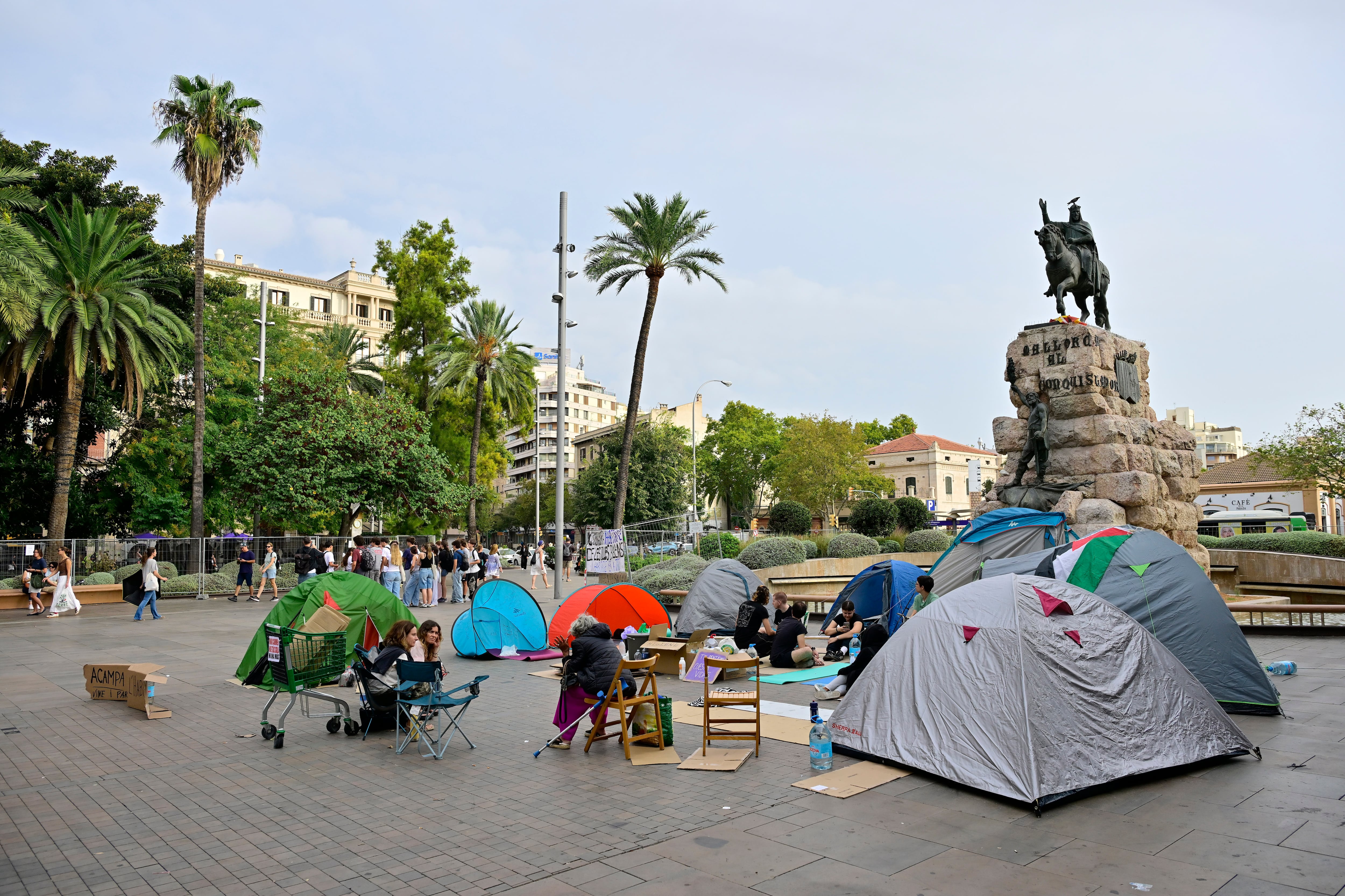 Acampada organizada por la Plataforma de Afectados por la Hipoteca en la Plaza de España en Palma. (EFE/ Miquel A. Borràs)