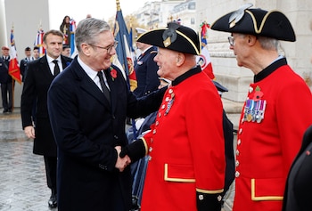 El primer ministro británico, Keir Starmer, saluda a los jubilados de Chelsea en la Place de l'Etoile durante las conmemoraciones del 106 aniversario del Armisticio del 11 de noviembre de 1918, que puso fin a la Primera Guerra Mundial (WWI), en París, el 11 de noviembre de 2024. LUDOVIC MARIN/Pool vía REUTERS
