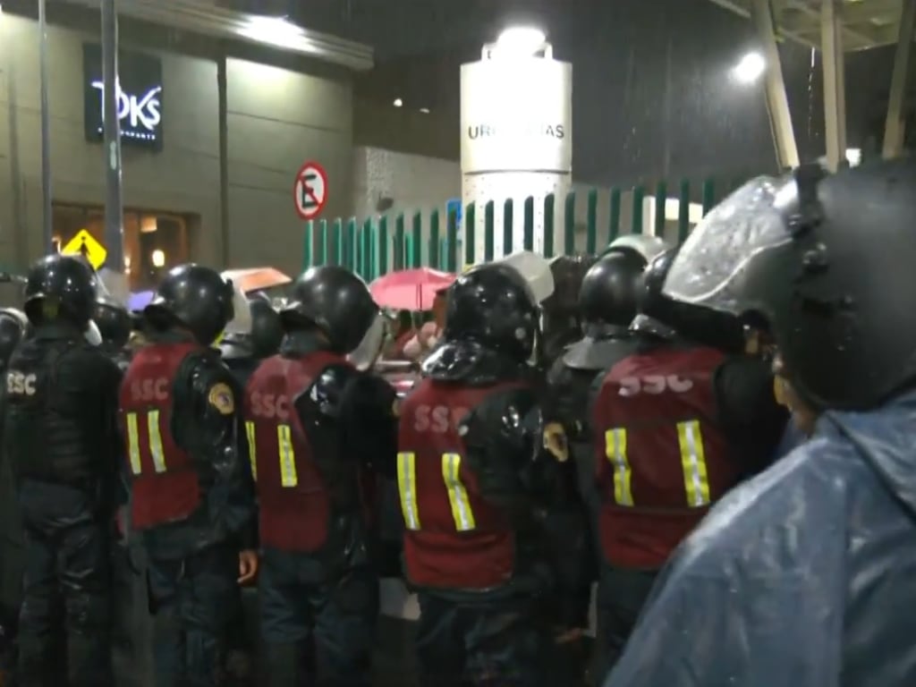 Policías de la Secretaría de Seguridad Ciudadana encapsularon brevemente a trabajadores del Hospital Regional 25 del IMSS en la calzada Ignacio Zaragoza, en Iztapalapa. (YouTube: Foroto TV)