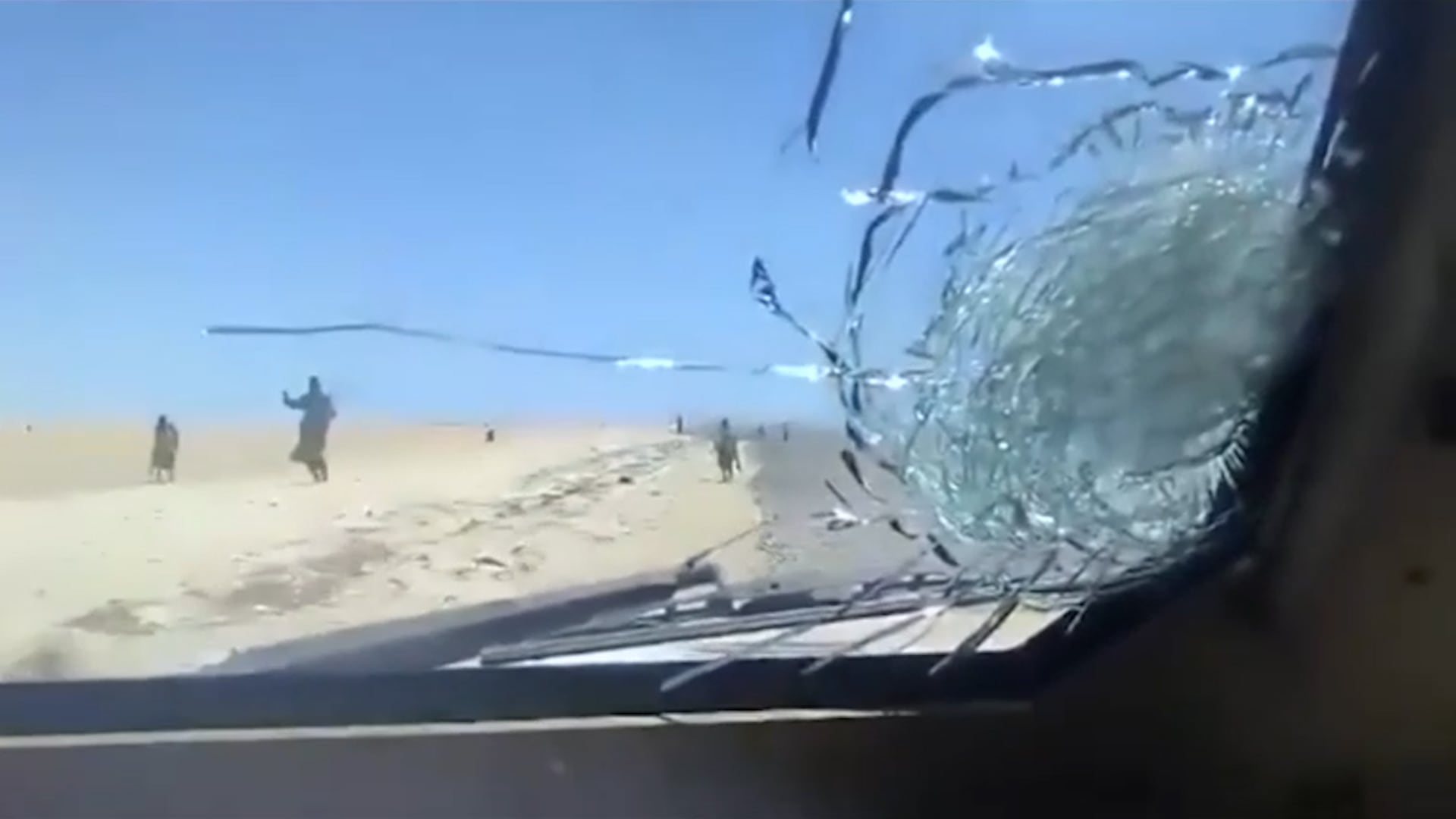 Los videos permitieron vislumbrar las brutales etapas finales de una batalla campal por el control del territorio cercano al estrecho que los hutíes habían capturado el mes pasado