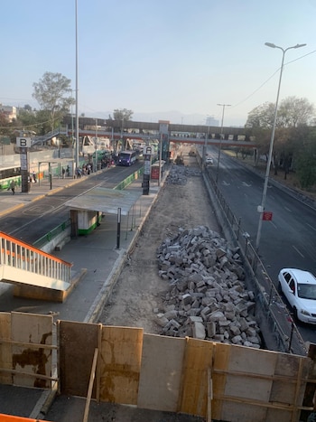El reencarpetado de vialidades en el exterior del Cetram y la estación Universidad ha llevado a usuarios a replantear los puntos que concurren. (Foto: Raúl A. González/Infobae México)
