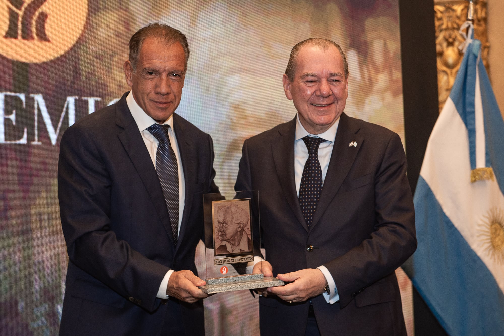 Daniel Hadad le entregó el premio Ben-Gurión 2026 a Mario Montoto, de la editorial TAEDA (Jaime Olivos)