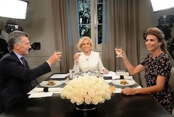 Mauricio Macri junto a su esposa Juliana Awada con Mirtha Legrand