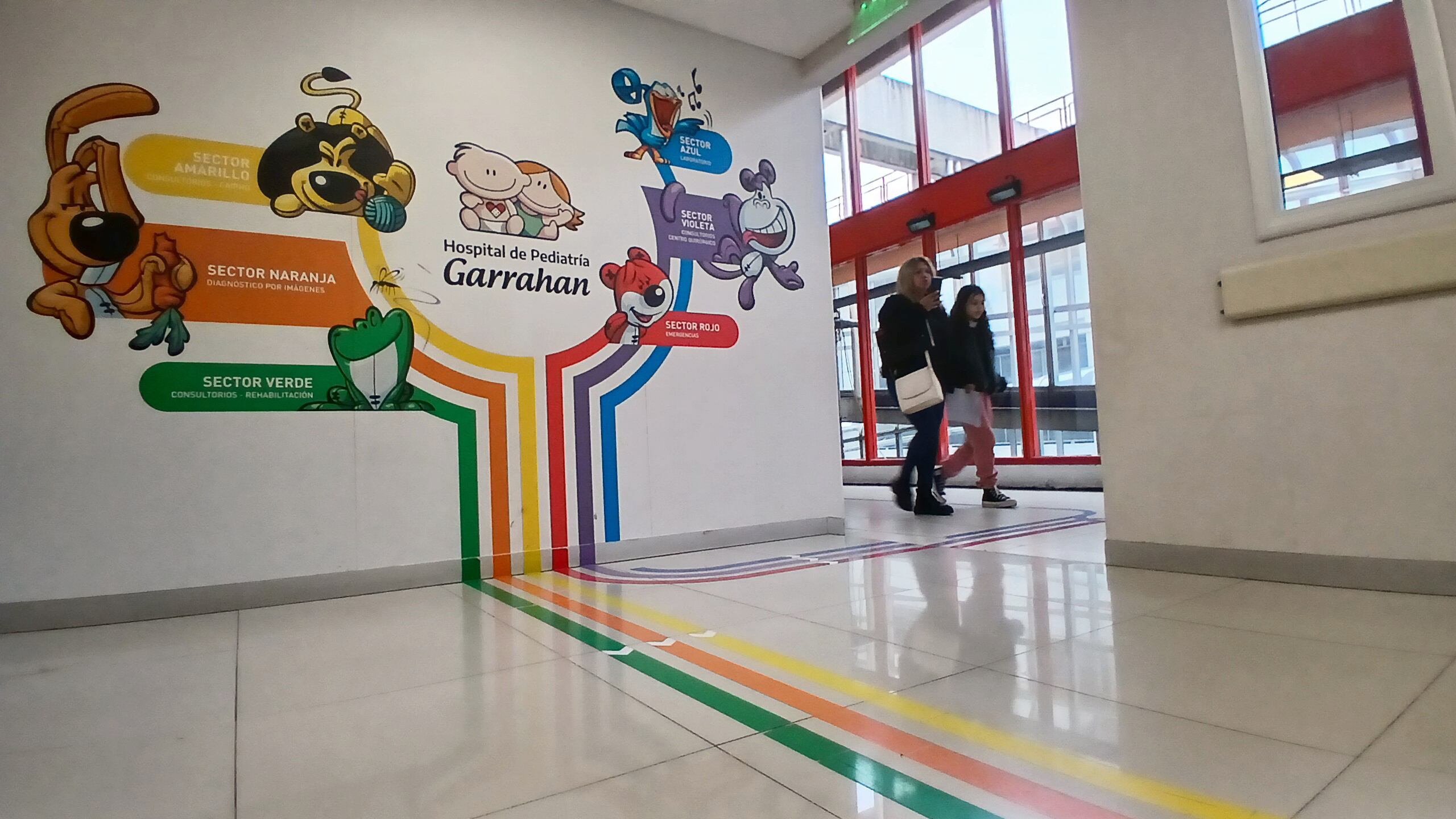 Como todos los hospitales el Garrahan es laberíntico. Pero no es blanco. Está dividido en rampas de colores según los servicios. Es rojo. Es violeta. Es verde. Es azul. Son vinilos con animalitos en las paredes. Es dibujos. Es arte. (Foto: Maximiliano Luna)