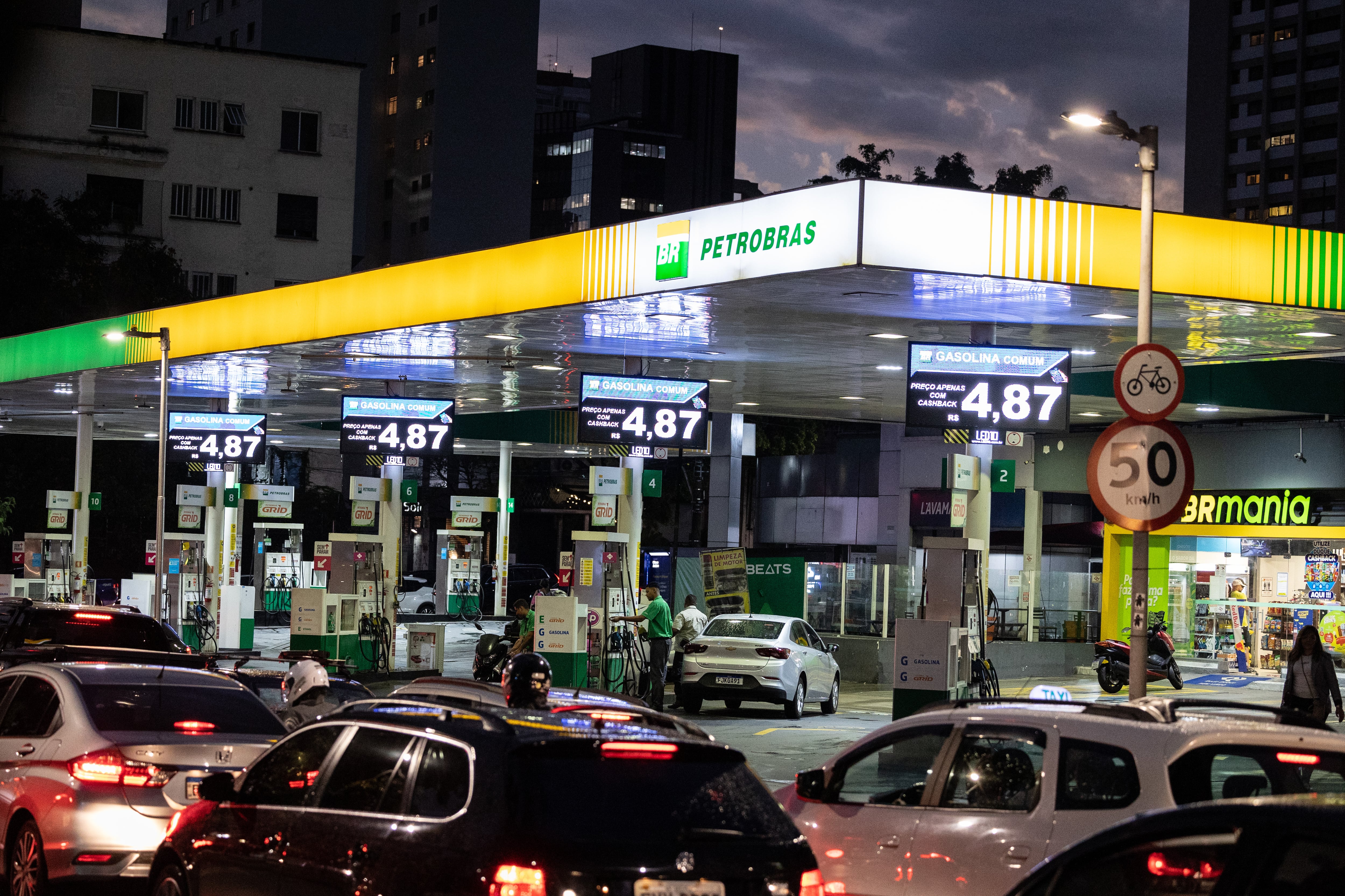 Fotografía de archivo de una estación de gasolina de Petrobras (EFE/Isaac Fontana)