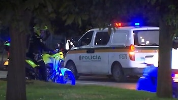 Cámaras de seguridad registraron el violento robo de una camioneta en Bogotá: una persona fue lesionada en su cabeza