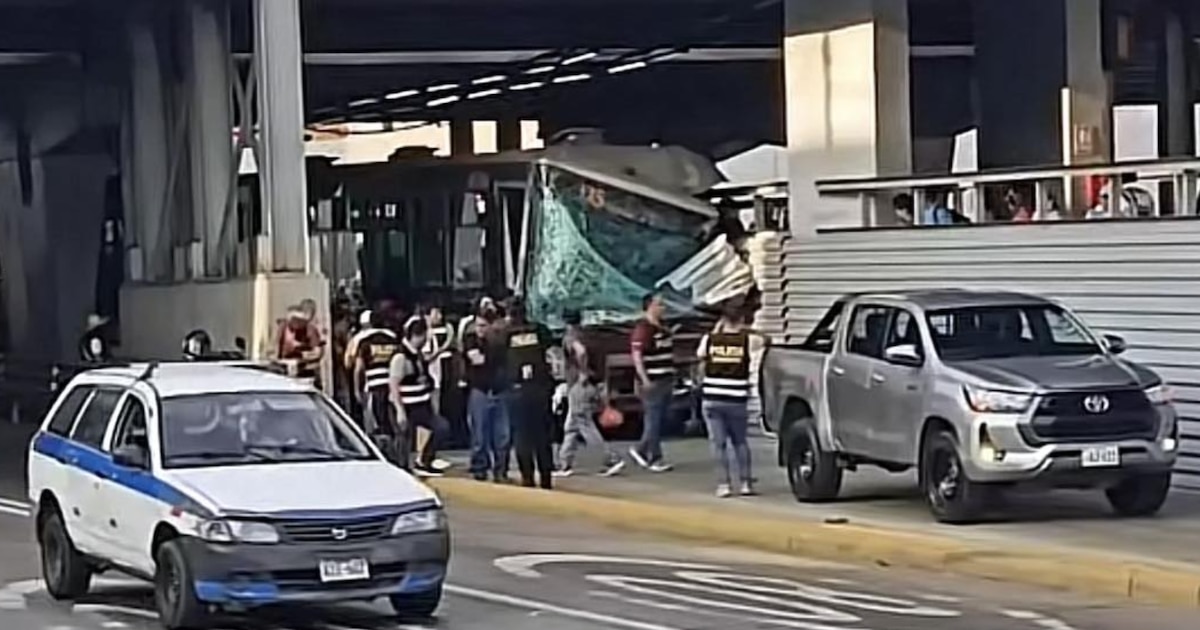 18 heridos tras choque de bus del Metropolitano en la estación Andrés Reyes