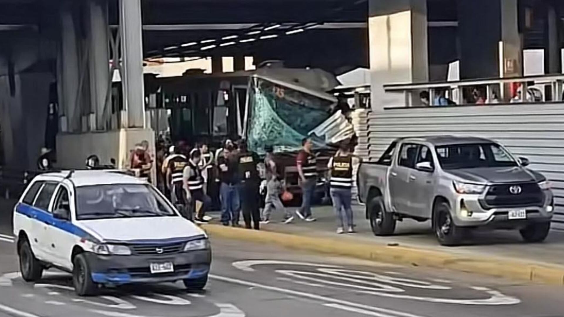 Una unidad del Metropolitano colisionó contra una estructura metálica en la estación Andrés Reyes de San Isidro, destrozando su parabrisas y movilizando a los servicios de emergencia en hora punta. (Foto: Facebook / ANCÓN ES ANCÓN 2.O )