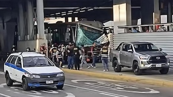 Bus del Metropolitano choca en la Vía Expresa: unidad impactó contra estructura de la estación Andrés Reyes y dejó heridos