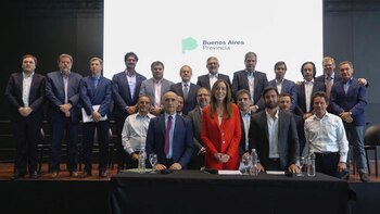 María Eugenia Vidal junto a