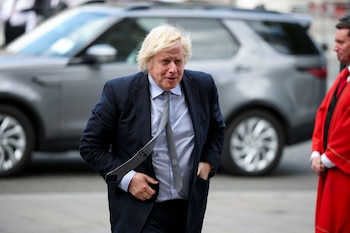 El ex primer ministro británico Boris Johnson llega a la Abadía de Westminster para asistir al Servicio de Acción de Gracias como parte de las conmemoraciones por el 80 aniversario del Día de la Victoria en Europa (VE) en Londres, Gran Bretaña, el 8 de mayo de 2025. REUTERS/Phil Noble