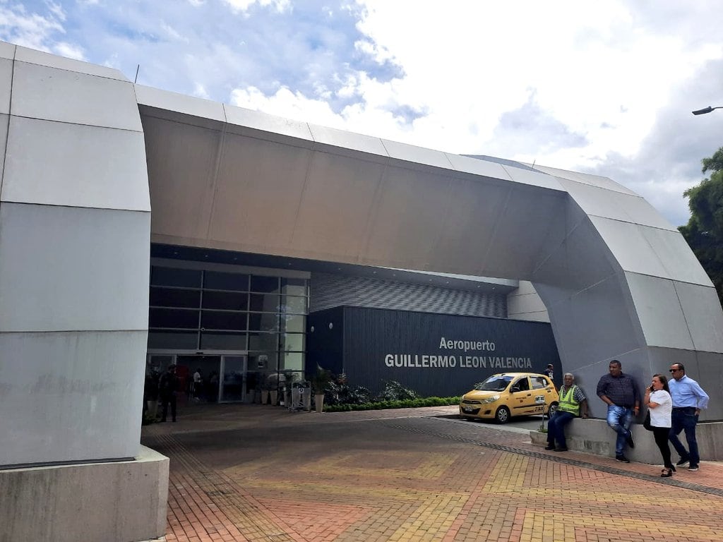 Cerrado el aeropuerto de Popayán por ceniza volcánica en la pista y hay restricciones en el de Medellín por un banco de niebla
