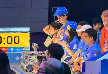 Los estudiantes se prepararon arduamente para la ronda de competencia junto a su robot en el FIRST Global Challenge (Cortesía: FUSALMO).