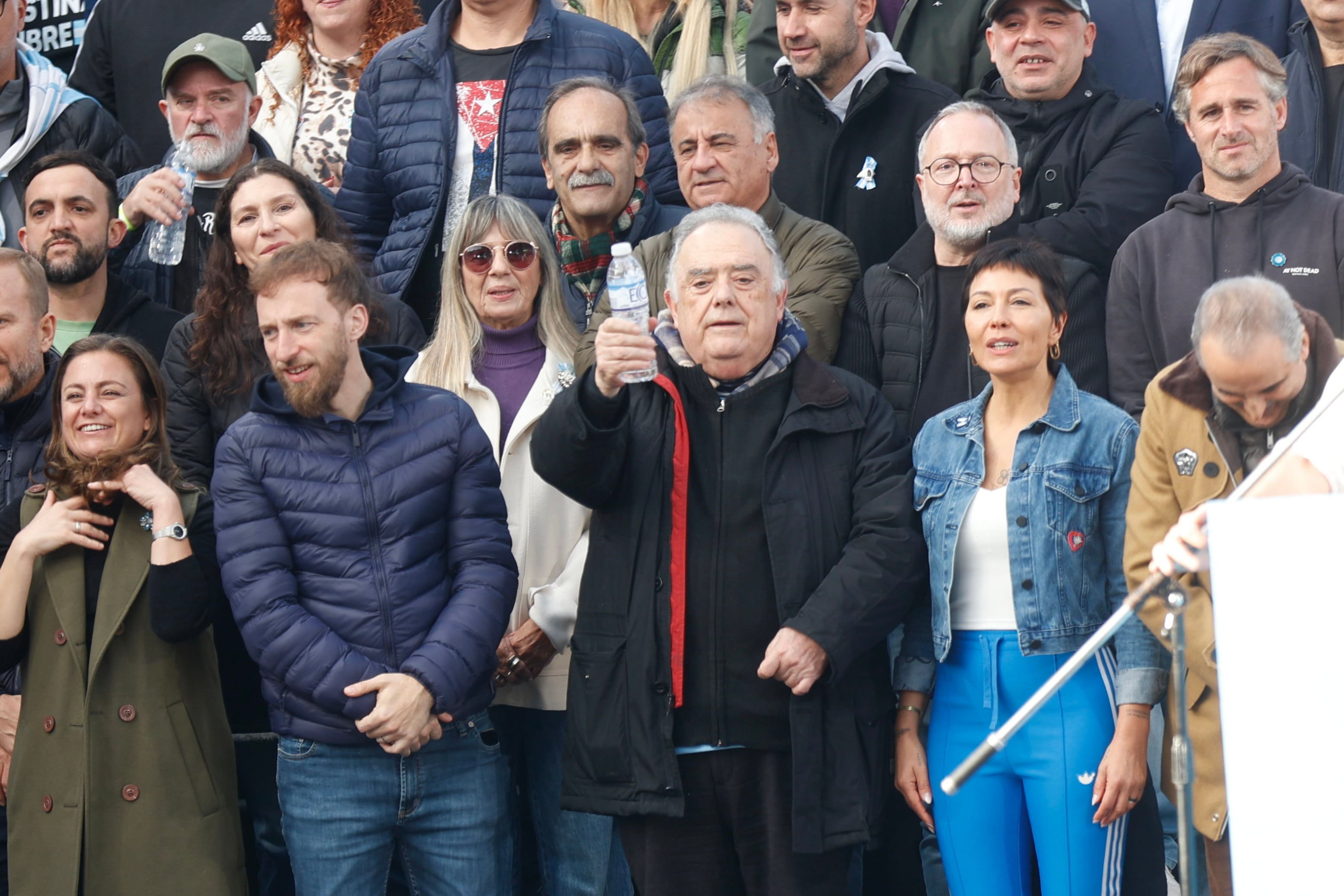 En el centro de la escena, el diputado Eduardo Valdés junto a intendentes, legisladores y otros referentes alineados con el cristinismo