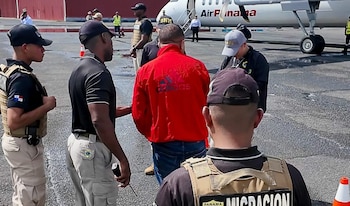 De rojo, el ciudadano colombiano identificado por las autoridades como miembro del Clan del Golfo. (Migración)