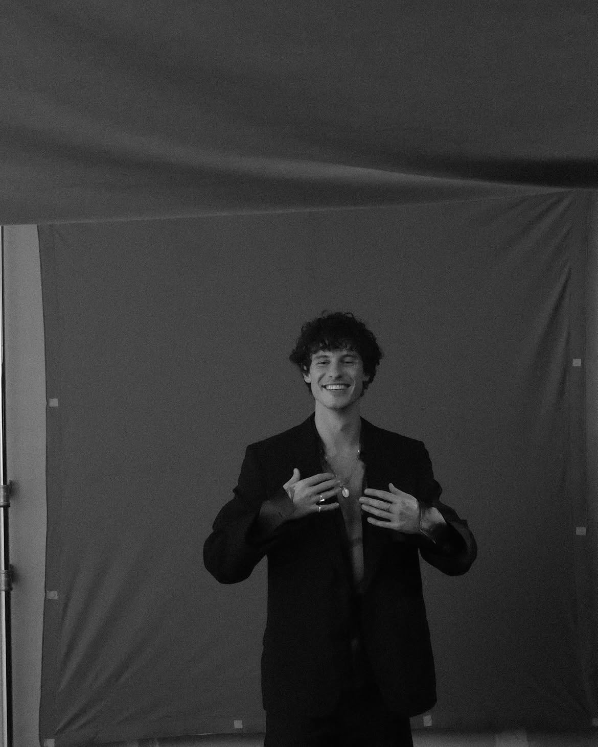 Shawn Mendes asistió al desfile de Gucci con un traje negro de dos piezas y silueta oversize