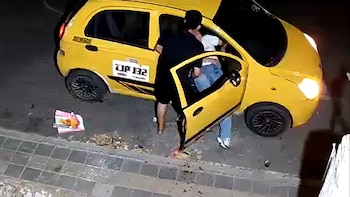 La Policía busca a taxista que habría golpeado a una mujer dentro de su vehículo en Cúcuta: el hecho causó indignación nacional