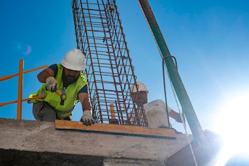 Las ofertas laborales en Canadá incluyen cargos de supervisión agrícola y construcción, con contratos temporales a tiempo completo y posibilidad de extensión hasta por dos años - crédito Ismael Herrero/EFE