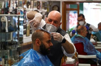 Un peluquero con una mascarilla