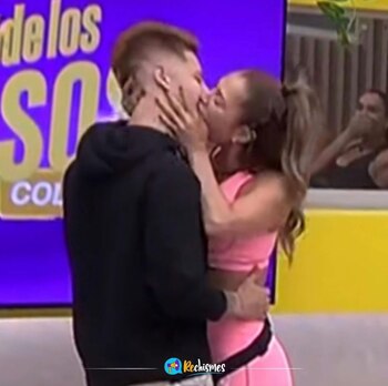 El apasionado beso que protagonizaron
