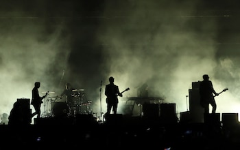 La banda estadounidense Interpol se presenta en un concierto gratuito en el Zócalo de la Ciudad de México el sábado 20 de abril de 2024. (Foto AP/Ginnette Riquelme)