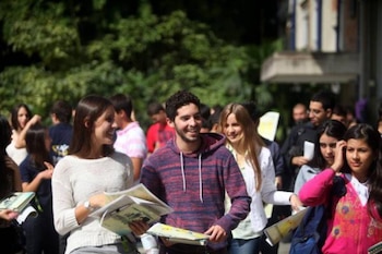 Una imagen de jóvenes estudiantes.